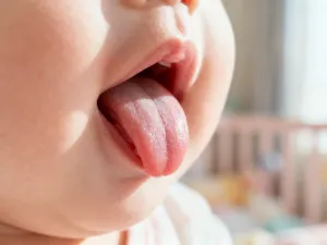 Przytulny pokój dziecięcy w nocy z wygodnym fotelem do bujania i delikatnie oświetlonym łóżeczkiem, sprzyjający zasypianiu.
